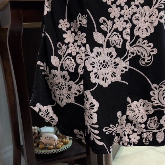 Sami & Jo Monochrome Floral Short Sleeve Top - Picture 8 of 10